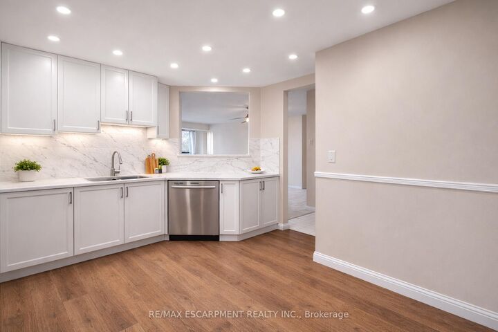 Property Photo: 5070 Pinedale Avenue 302 ON L7L 5V6