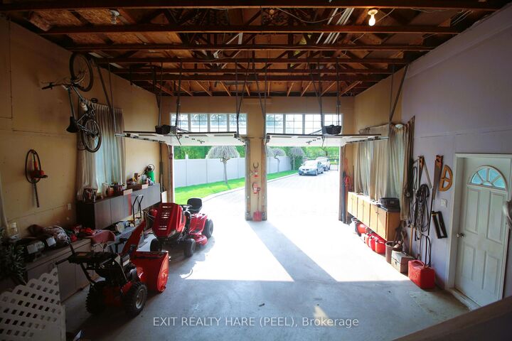 Property Photo: 5 Glenbrook Boulevard ON L6P 0N6