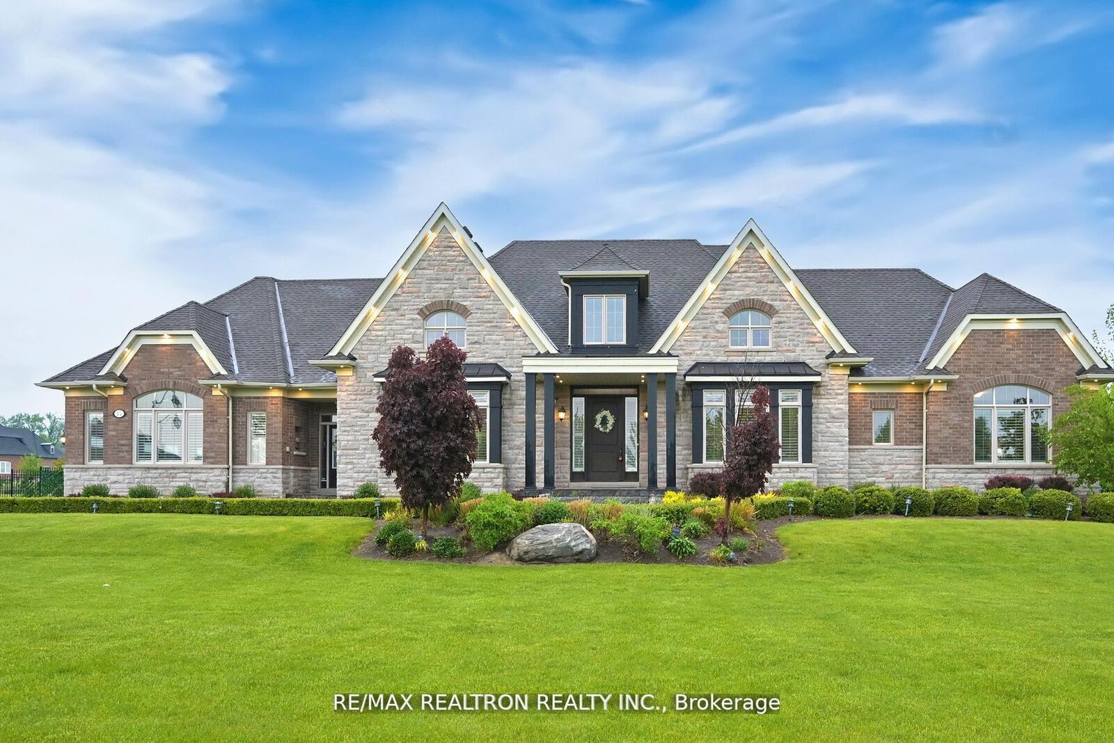 Property Photo: 15 Pine Vista Avenue ON L4A 1R9
