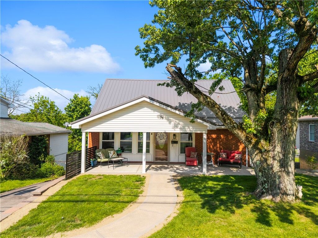 Property Photo: 607 Greenleaf Dr PA 15146