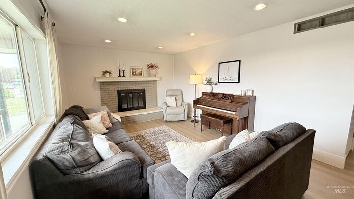 Property Photo:  1053 E 18th St.  ID 83318 