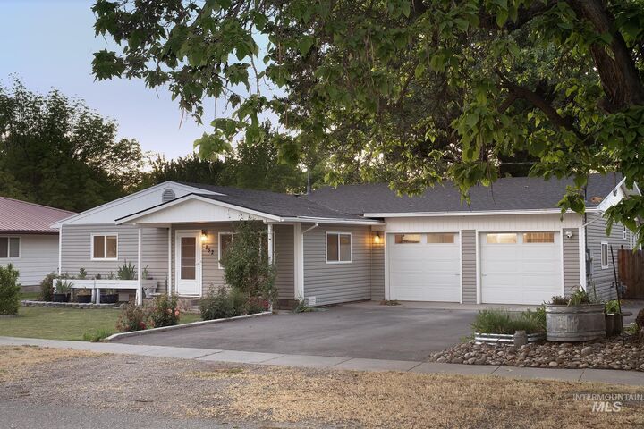 Property Photo: 252 SE Boulevard ID 83655