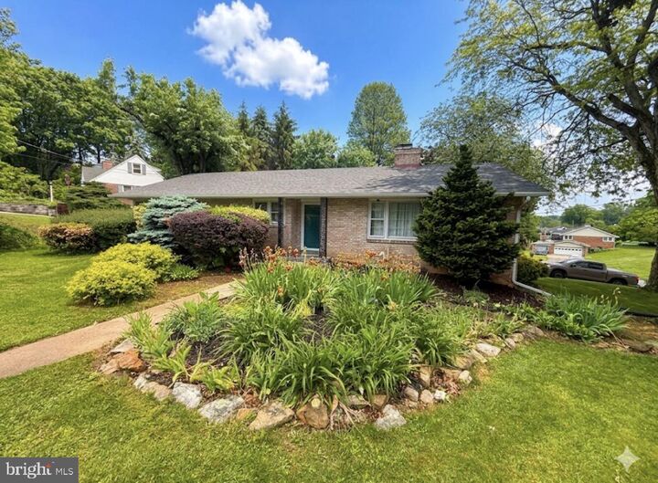Property Photo:  1589 Hollywood Parkway  PA 17403 