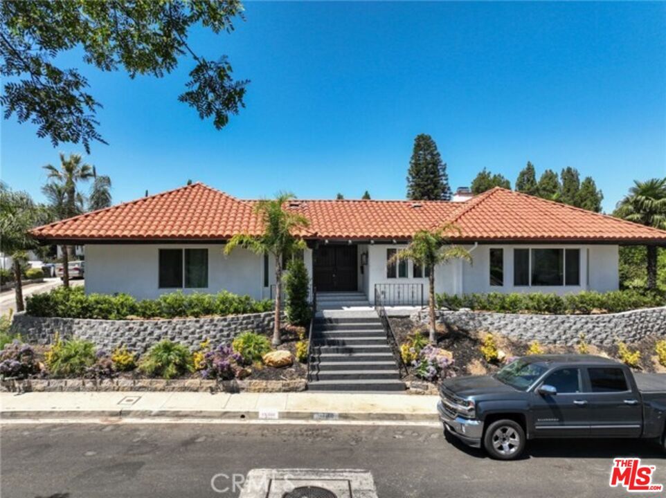 Property Photo:  2199 Summitridge Dr  CA 90210 