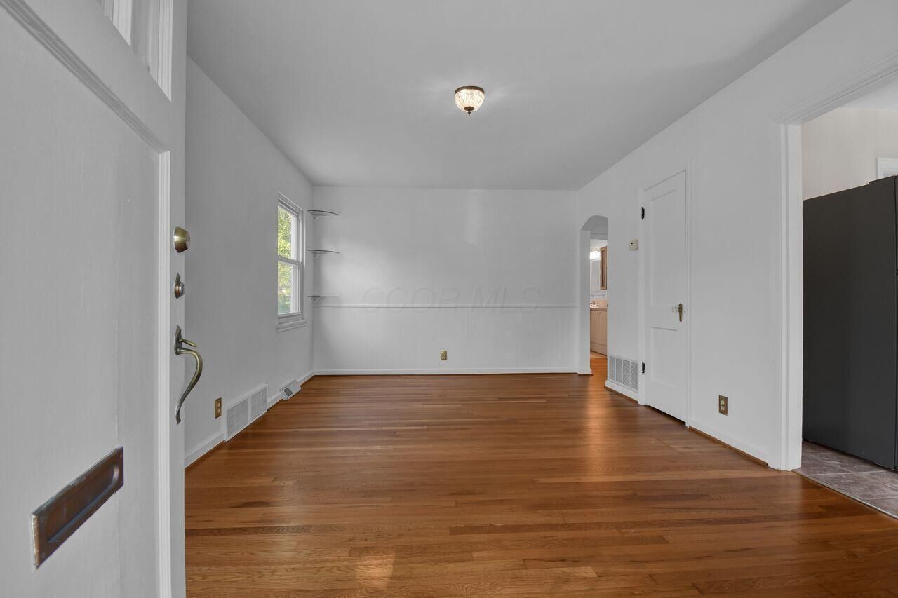 Property Photo:  239 N Kellner Road  OH 43209 