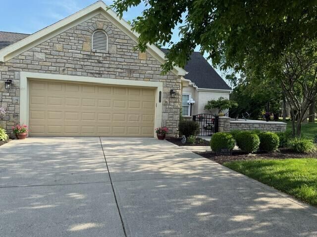 Property Photo:  2637 Vililly W Circle  OH 43123 