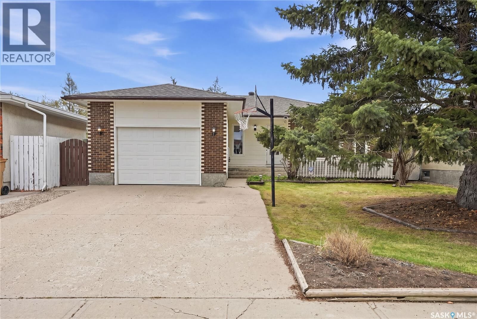 Property Photo:  43 Springstein Avenue  SK S4R 7J4 