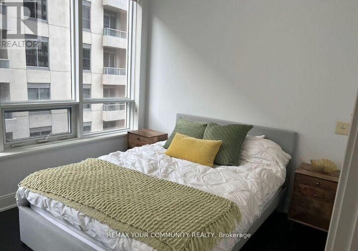 Property Photo:  21 Balmuto Street 1106  ON M4Y 1W4 