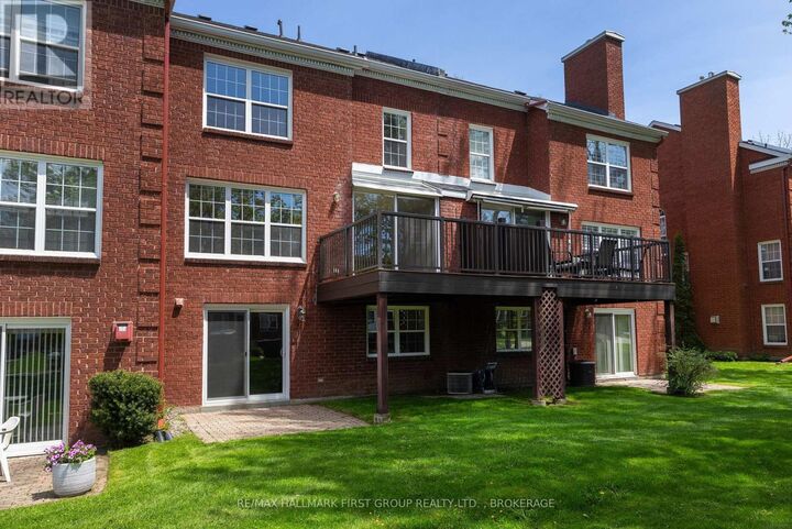 Property Photo: 15 Country Club Place ON K6V 6T7