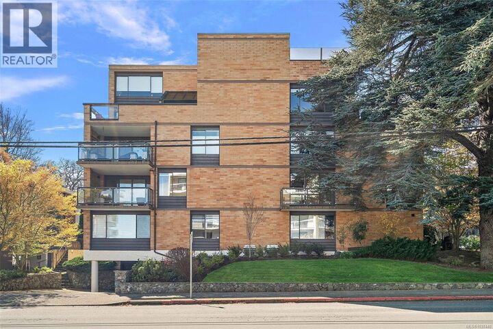 Property Photo:  1280 Newport Avenue 201  BC V8S 5E7 