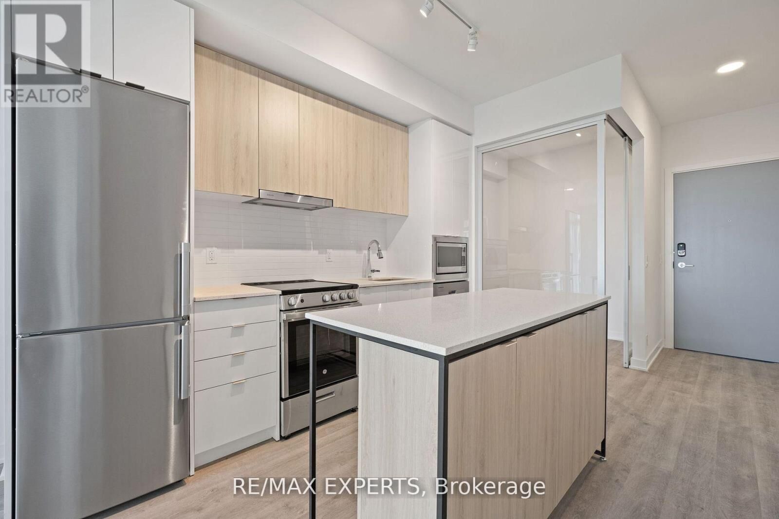 Property Photo:  50 Upper Mall Way B1504  ON L4J 0L8 