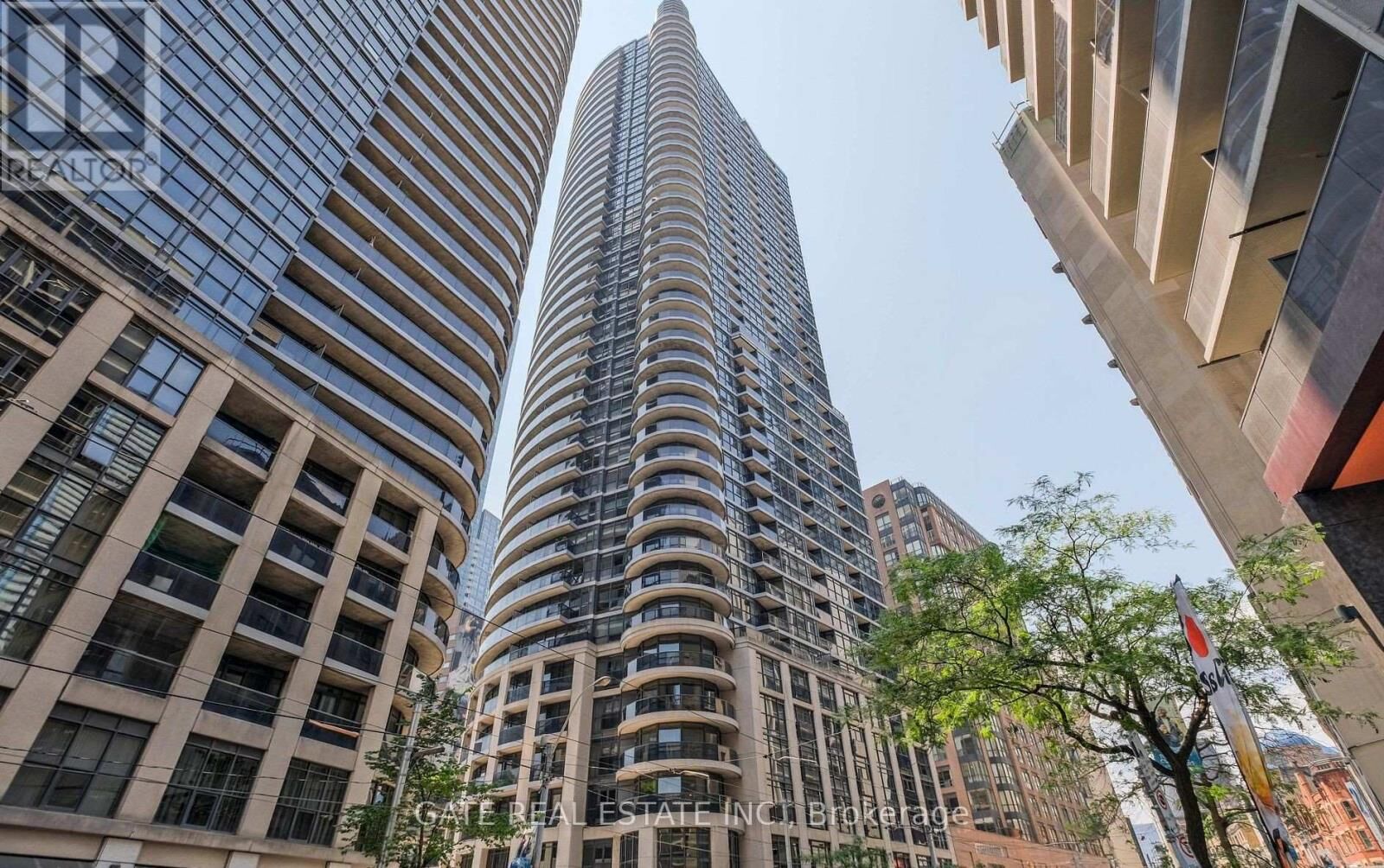 Property Photo:  21 Carlton Street 1705  ON M5B 1L3 