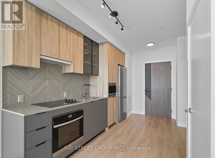Property Photo:  1037 The Queensway 504  ON M8Z 6C7 