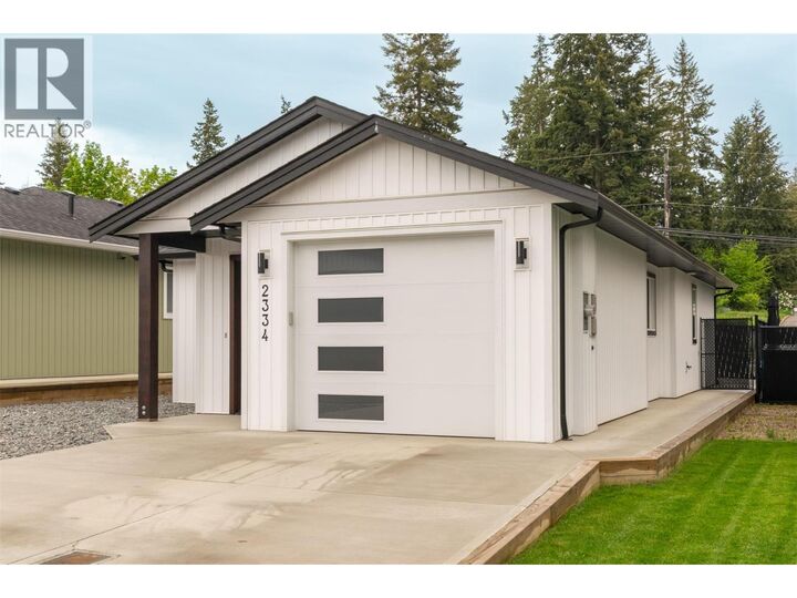 Property Photo:  2334 6 Avenue Southeast  BC V1E 0H1 