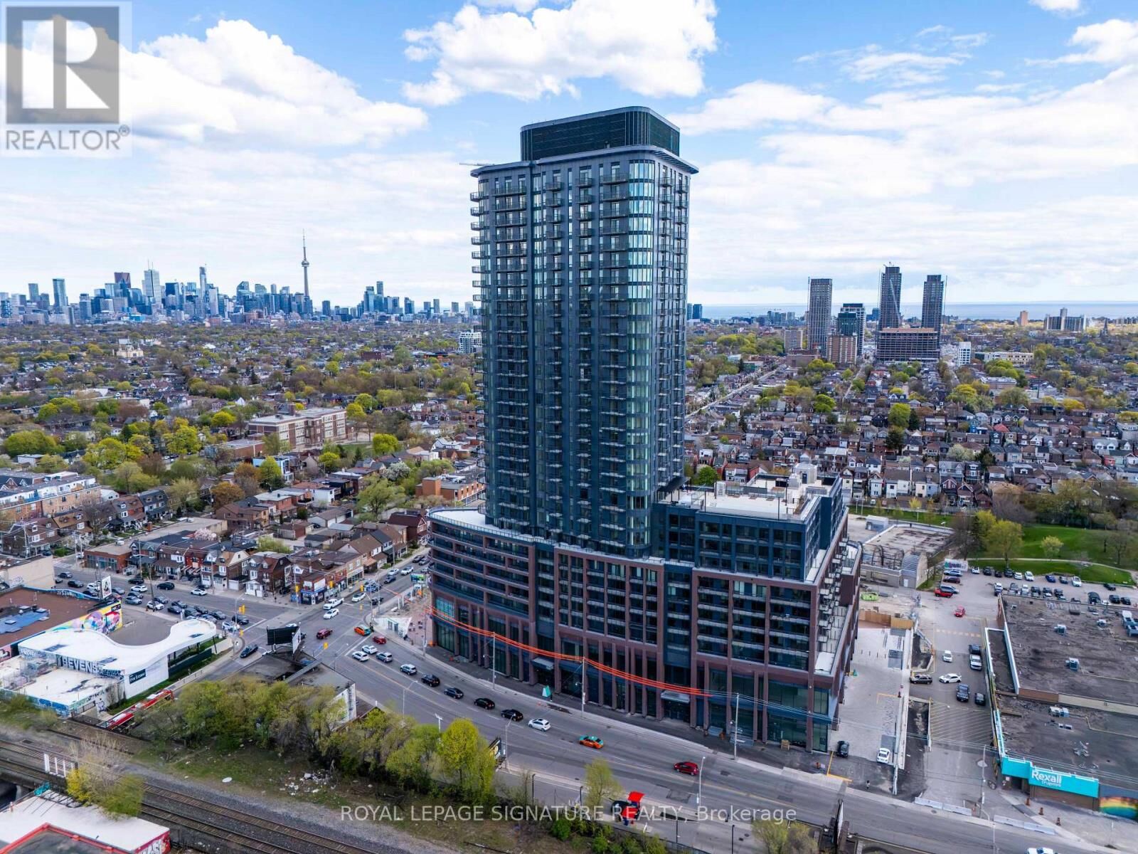 Property Photo:  1185 Dupont Street 1601  ON M6H 0G5 