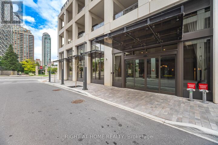 Property Photo: 30 Elm Drive West 3906 ON L5B 0N6