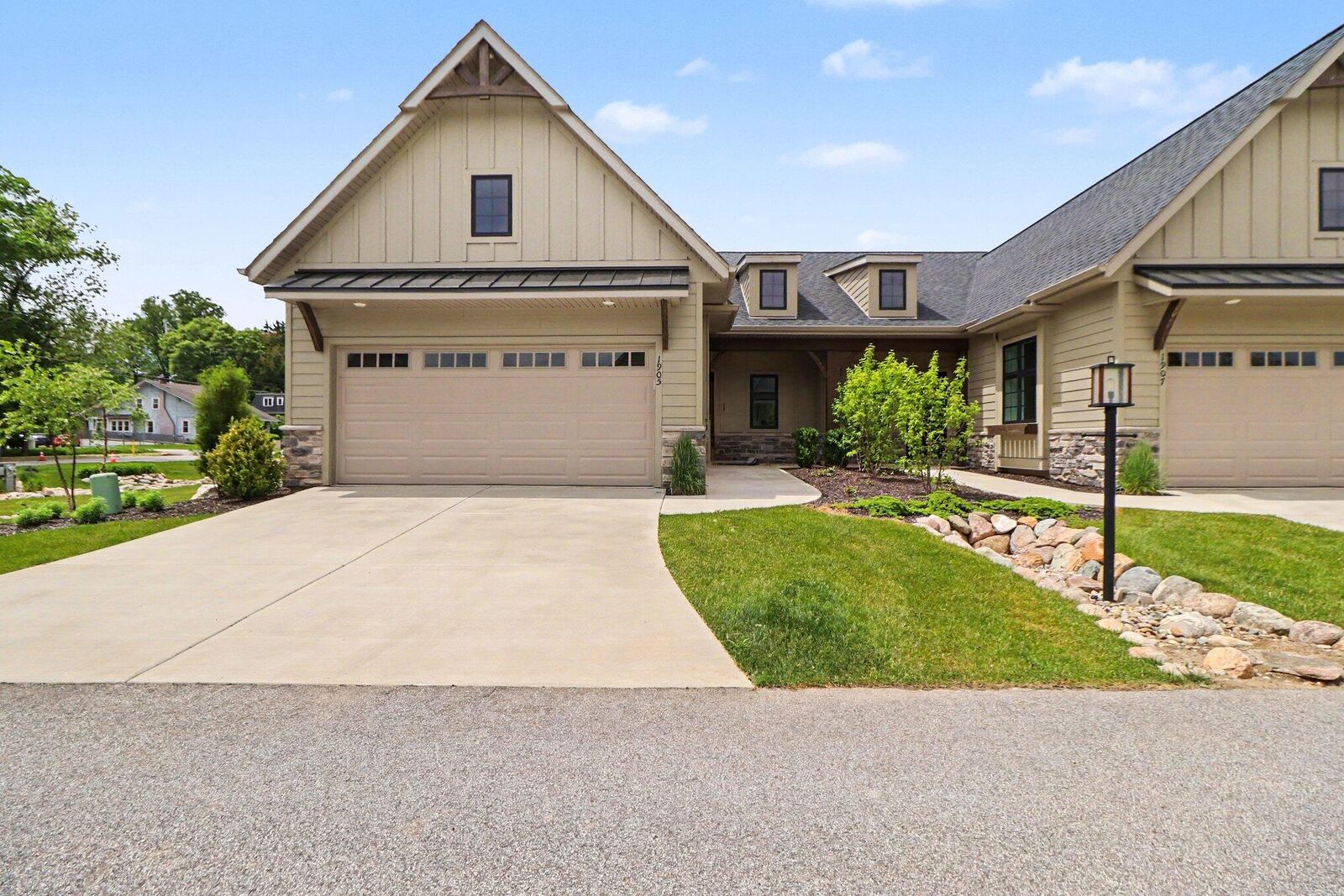 Property Photo:  1905 E Woodglen Circle  IN 46383 