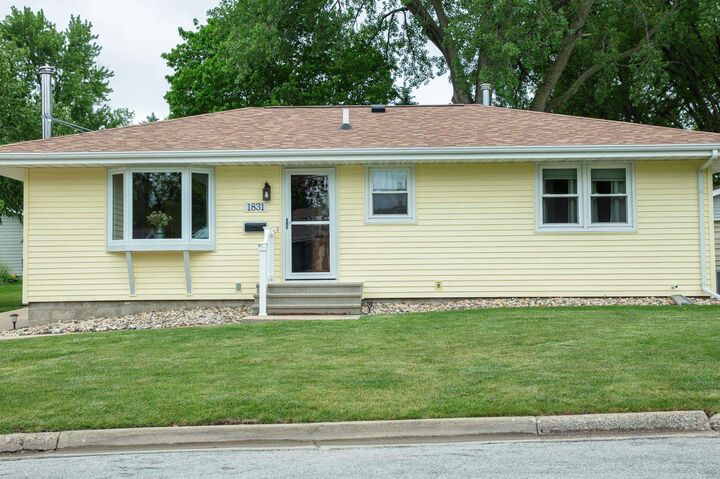 Property Photo:  1831 4th Ave NW  IA 50677 