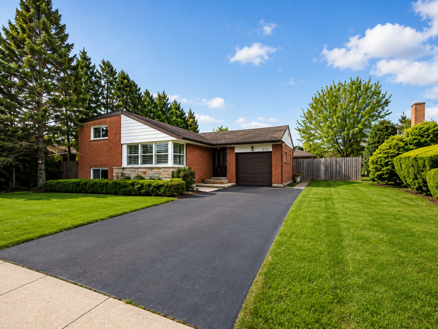 Property Photo:  360 E Huntington Lane  IL 60126 