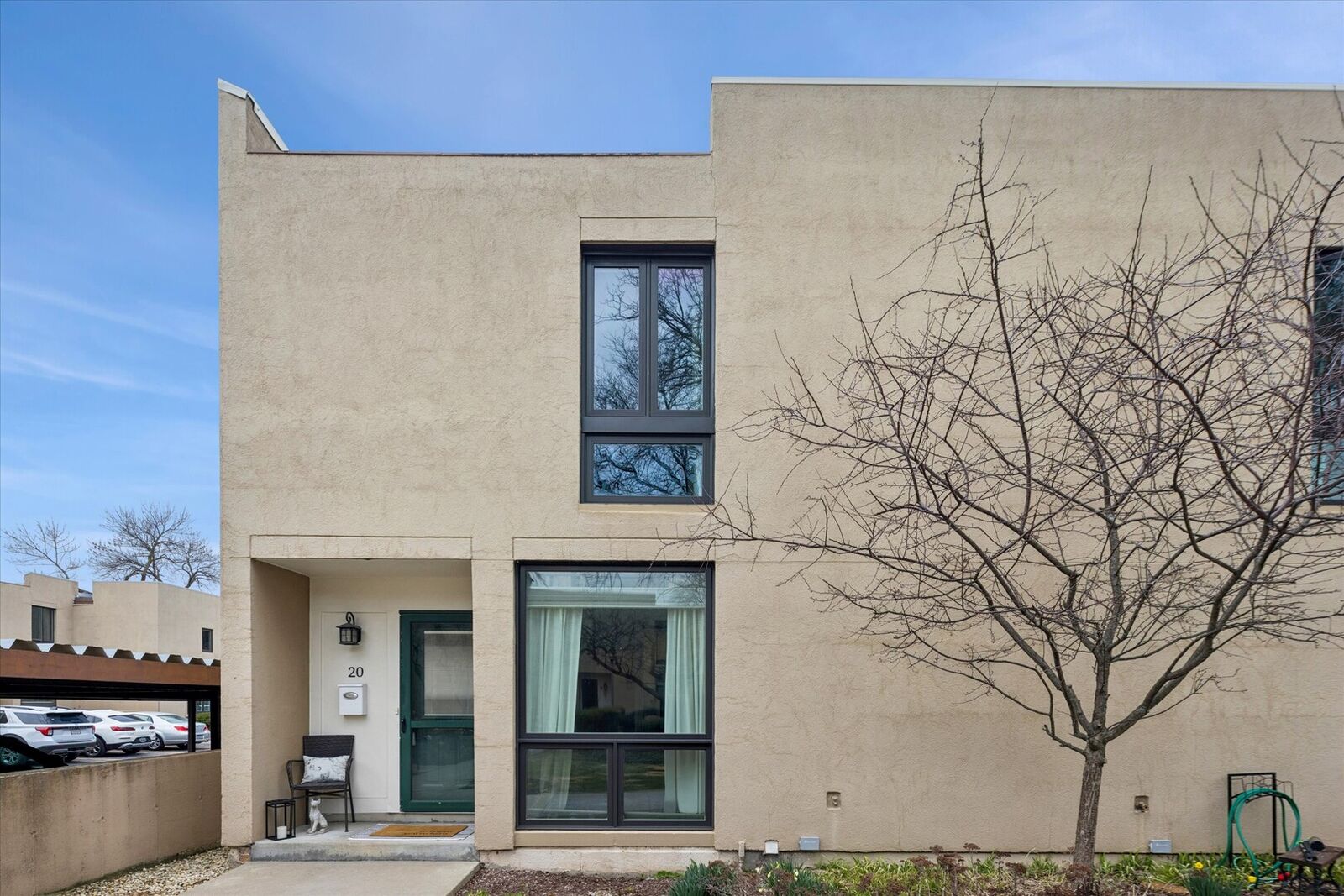 Property Photo:  20 Oak Tree Court 20  IL 60126 