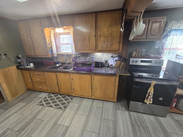Property Photo: 471 W Broadway ME 04457