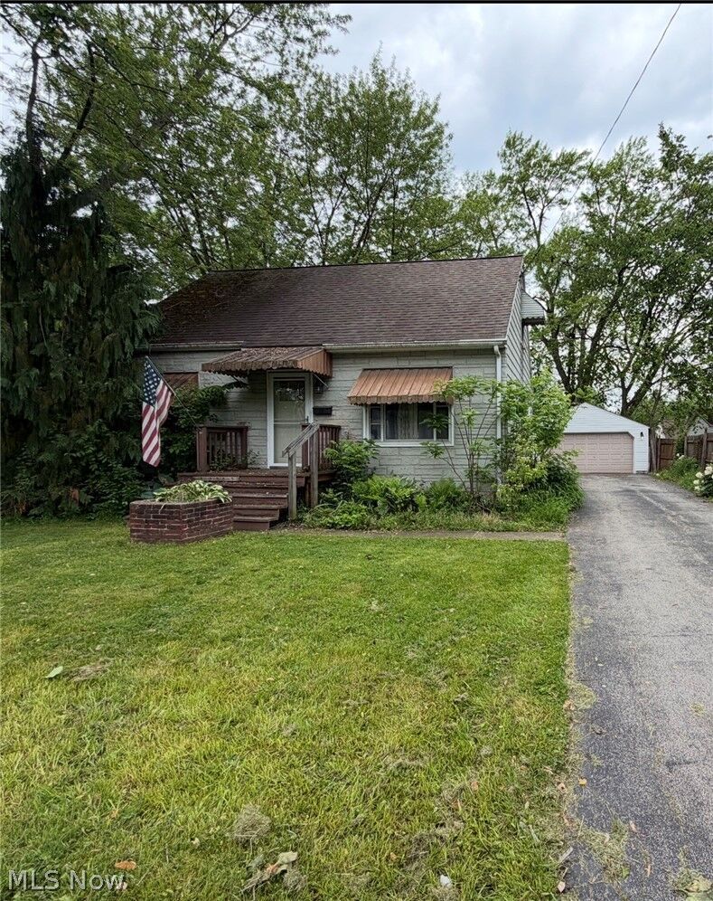 Property Photo: 1564 Adelaide Avenue SE OH 44484