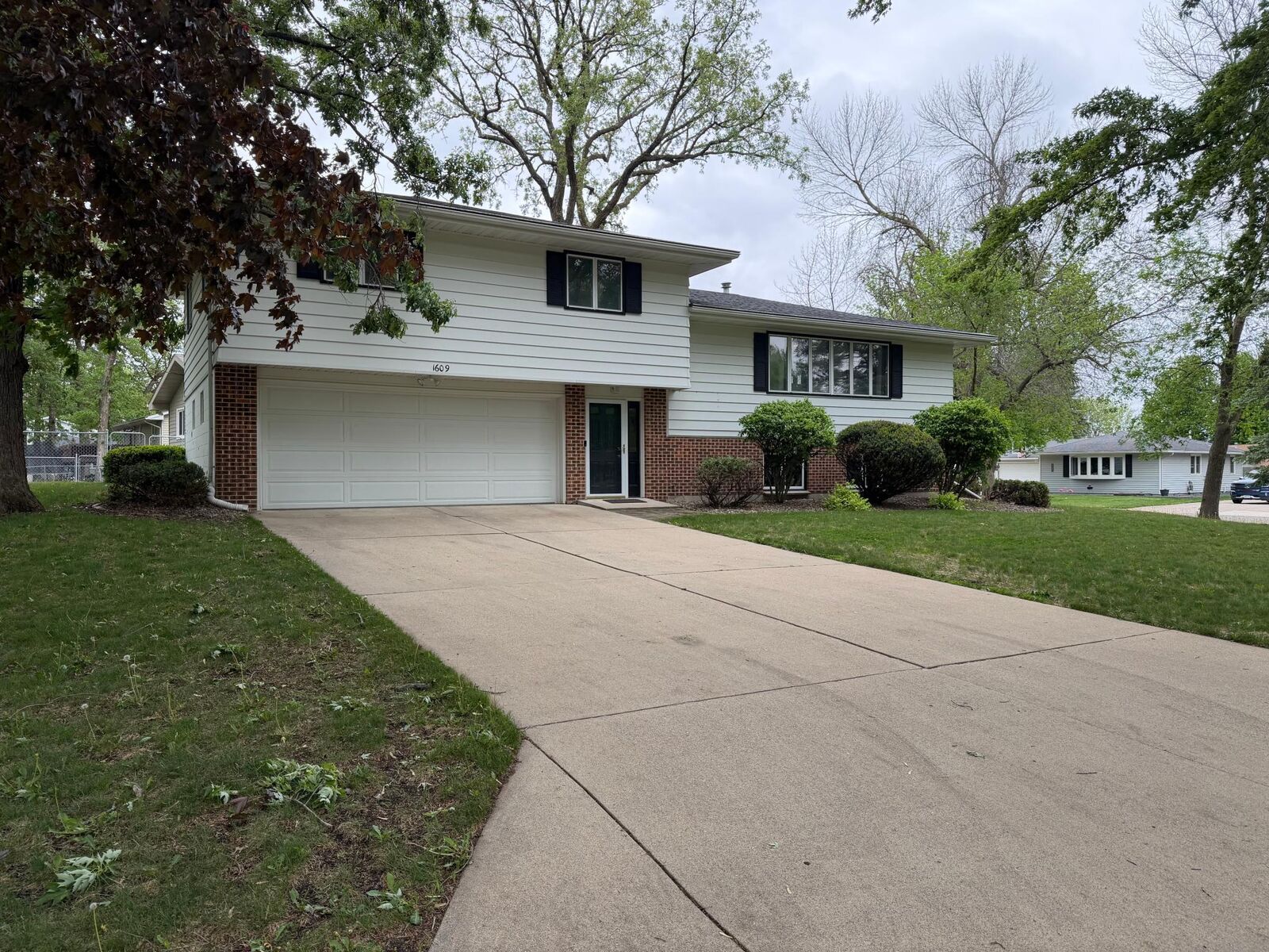 Property Photo:  1609 Gateway Drive  MN 56007 
