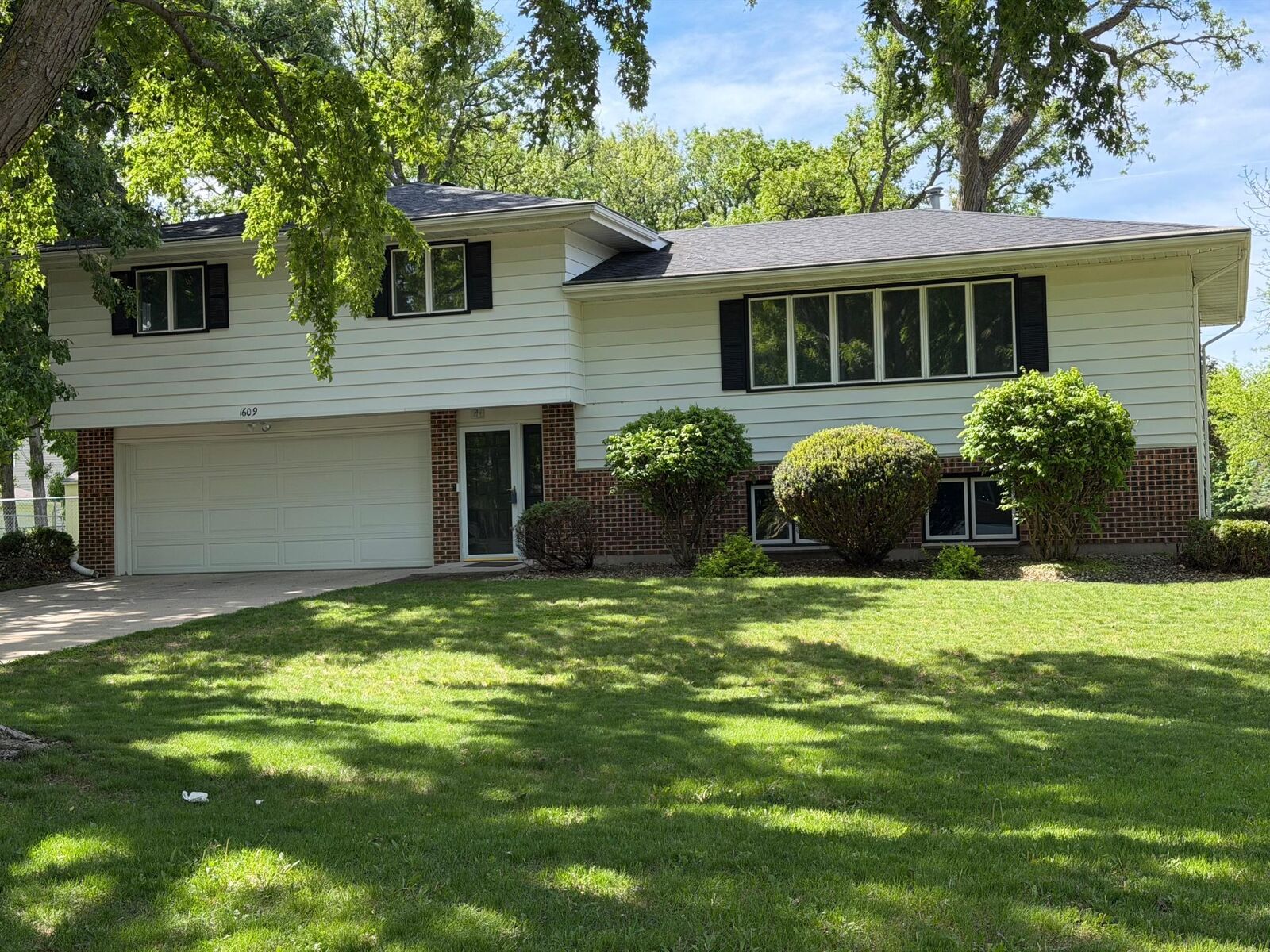 Property Photo:  1609 Gateway Drive  MN 56007 
