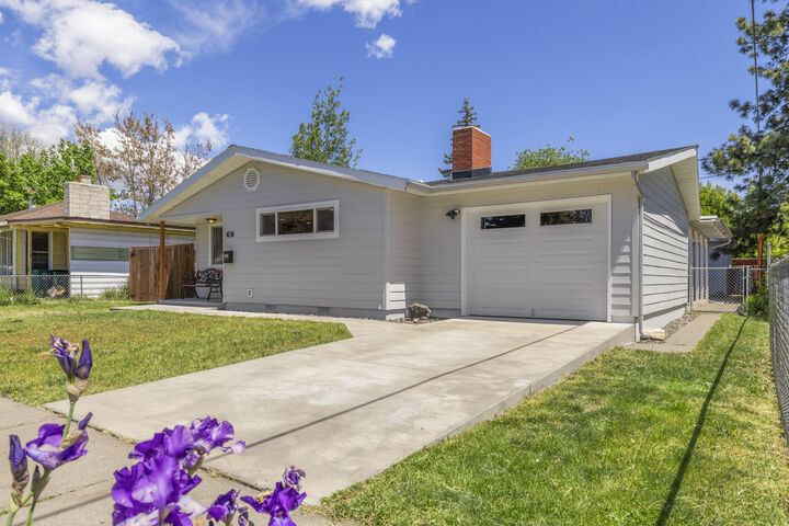 Property Photo: 947 Alandale Street OR 97603