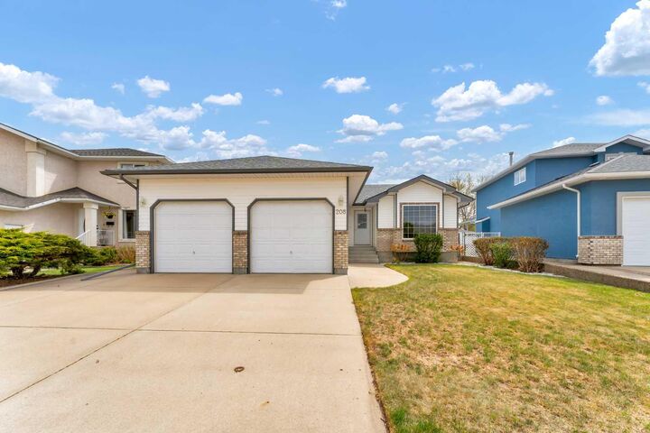 Property Photo:  208 Perry Crescent NE  AB T1C 1X3 