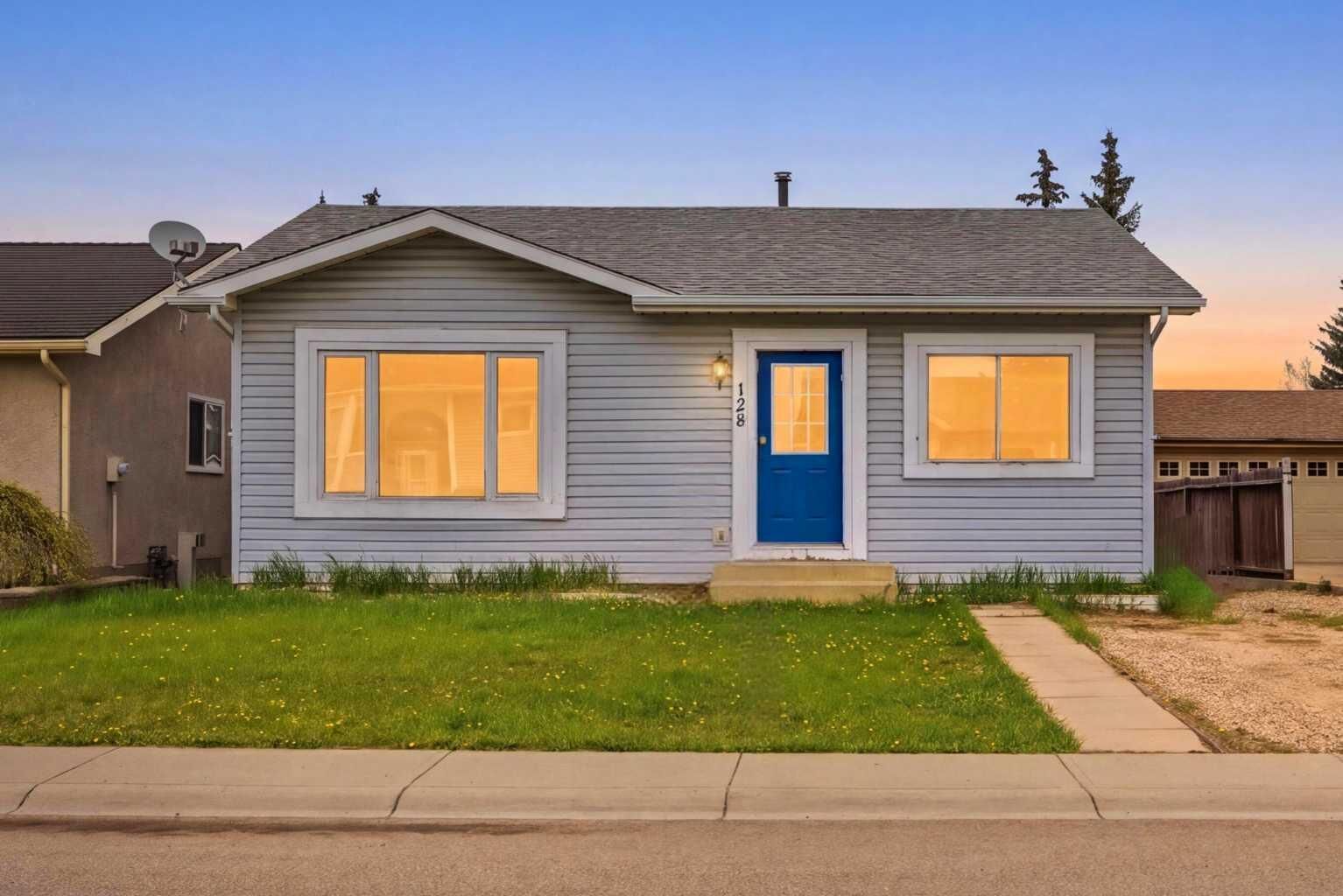 Property Photo:  128 Ridgegate Way SW  AB T4B 1A9 