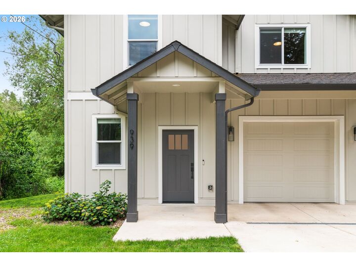 Property Photo: 939 SE Roberts Ave OR 97080