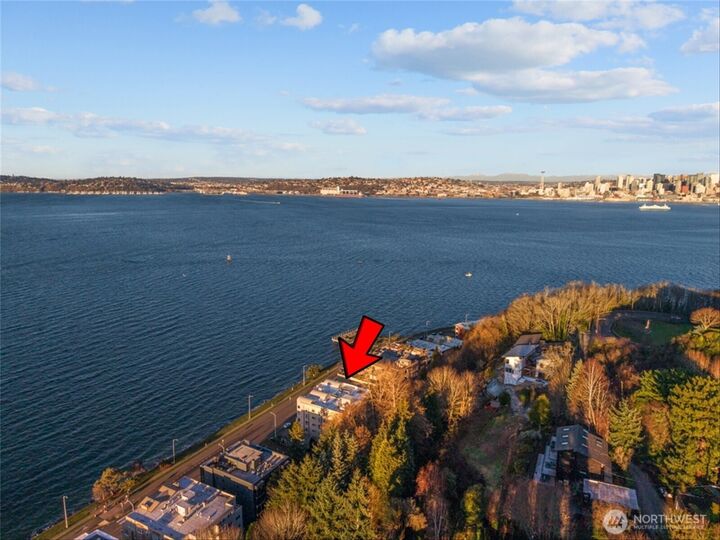 Property Photo:  1210  Alki Avenue SW 601  WA 98116 