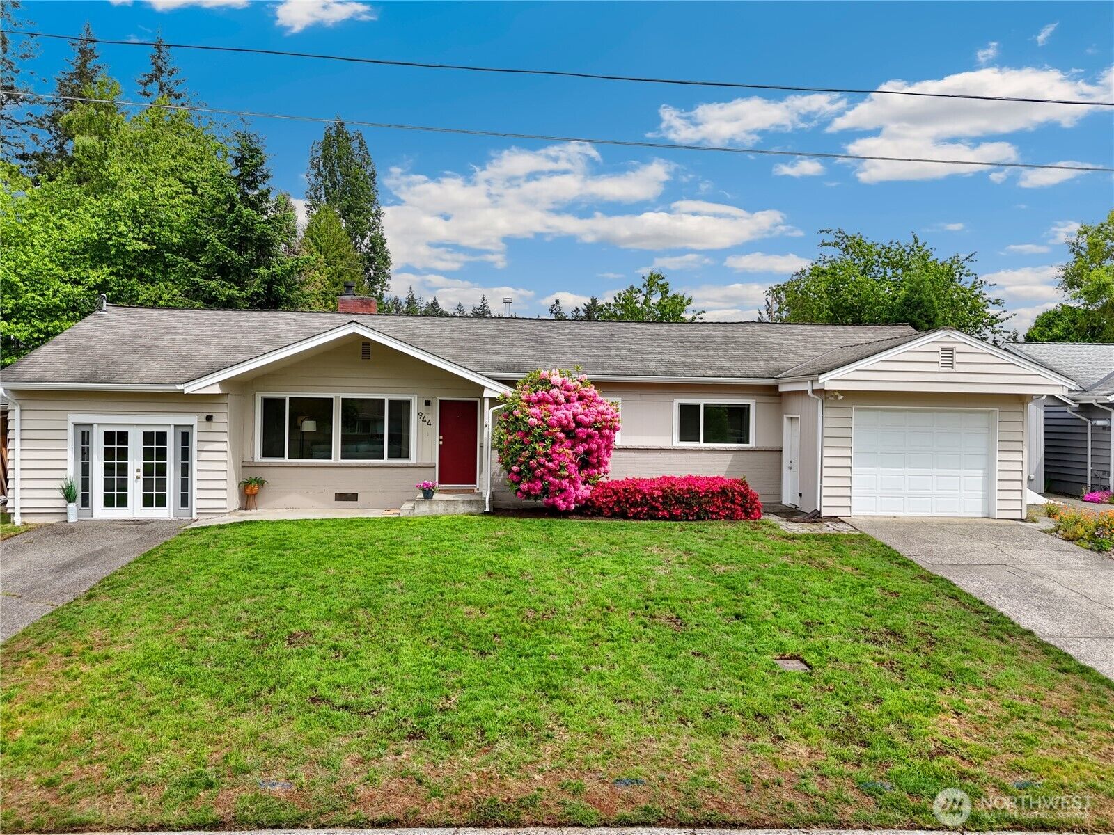 Property Photo:  944  165th Avenue SE  WA 98008 