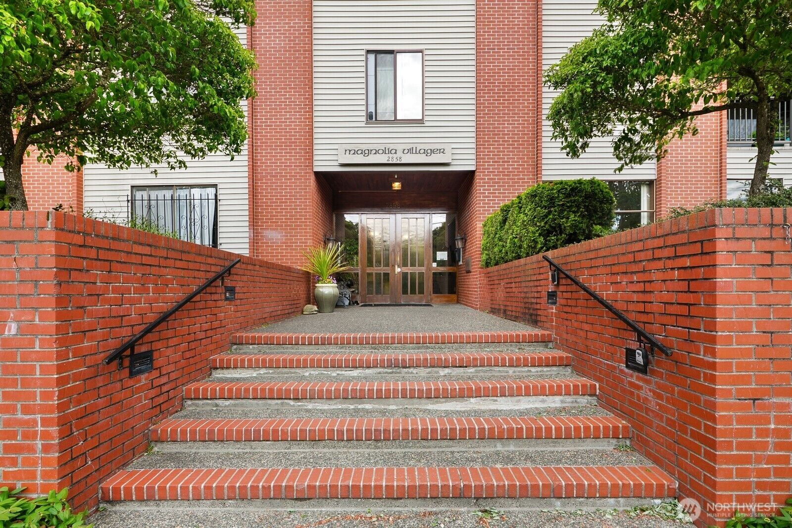 Property Photo:  2858  32nd Avenue W 106  WA 98199 