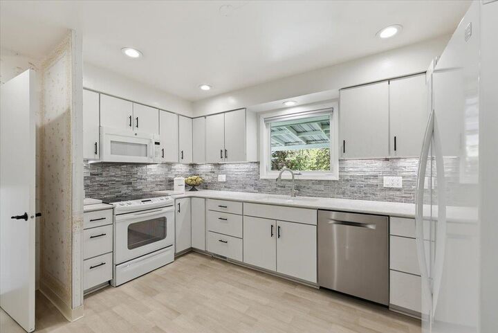 Property Photo:  2428 E 39th Ave  WA 99223 