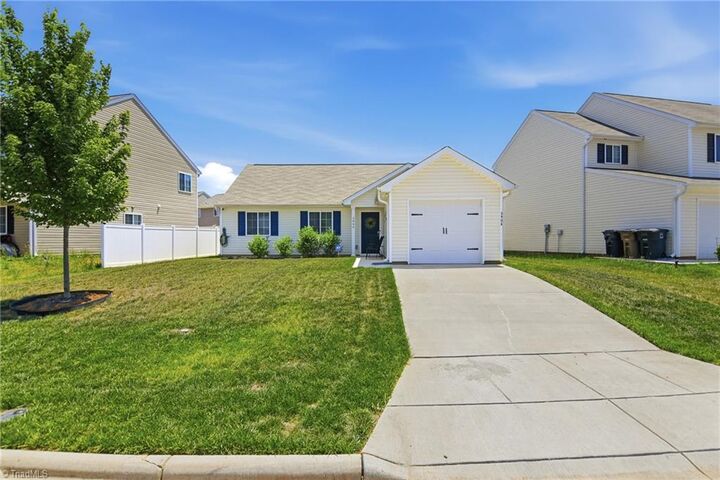 Property Photo:  3904 Bissett Way  NC 27405 