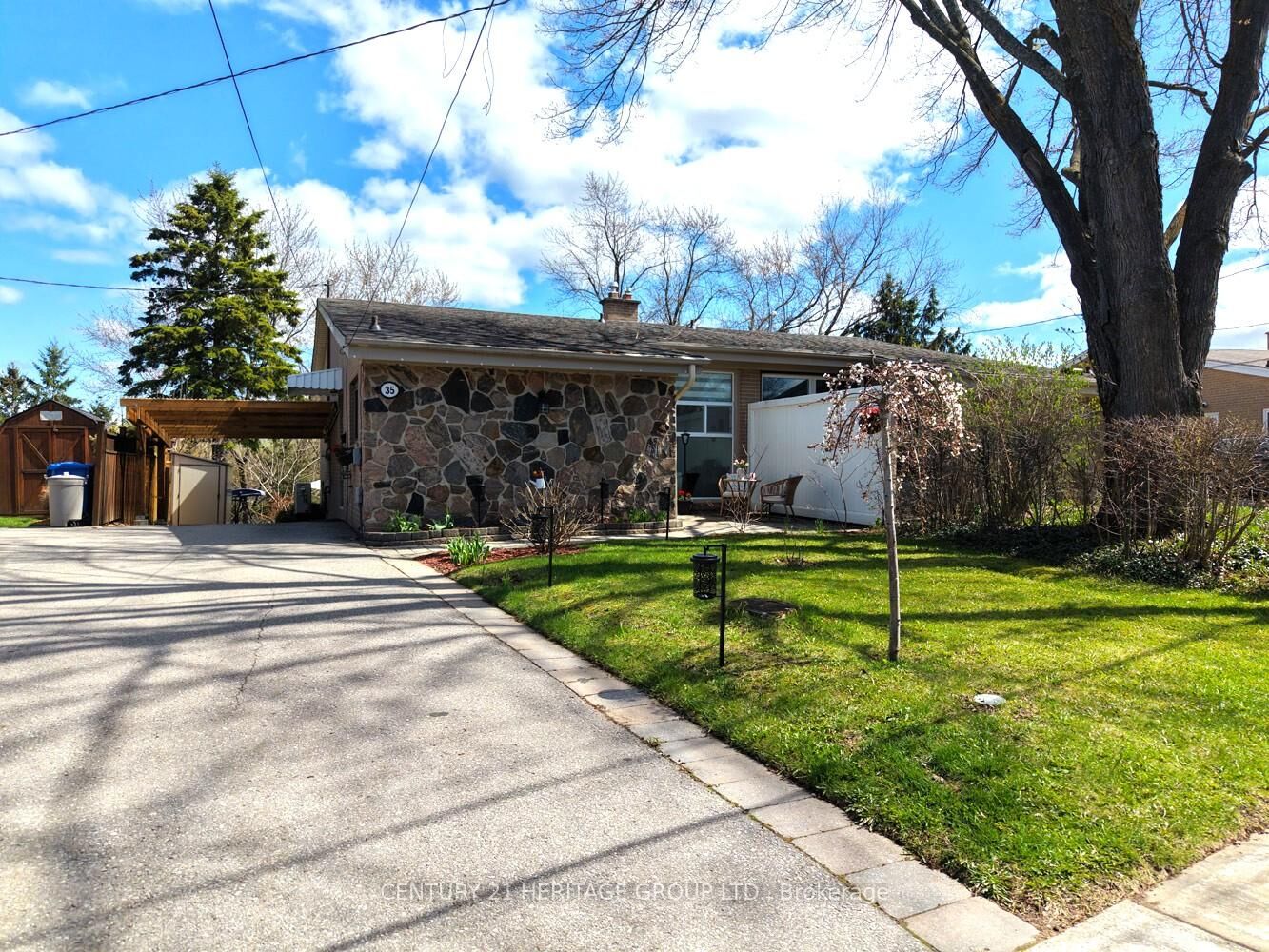 Property Photo: 35 Jasper Drive ON L4G 3B6