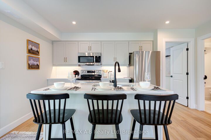Property Photo: 428 Queen Street W 3 ON N4X 0C8