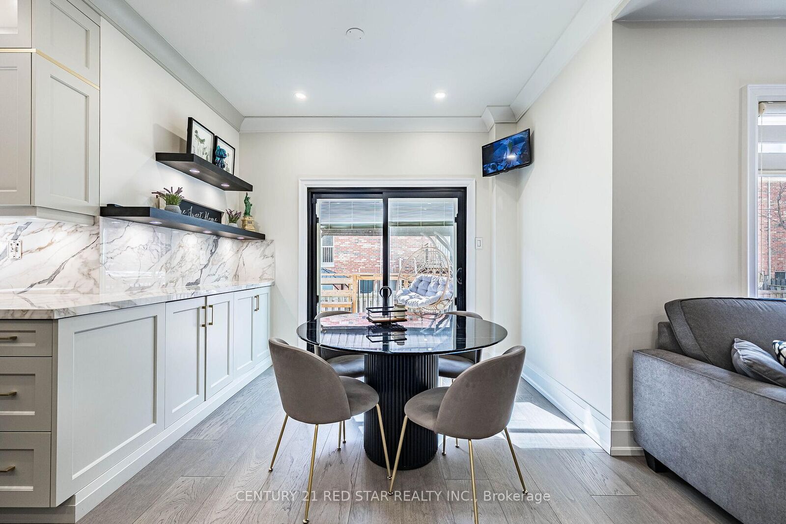 Property Photo: 396 Derrydale Drive ON L5W 0E1