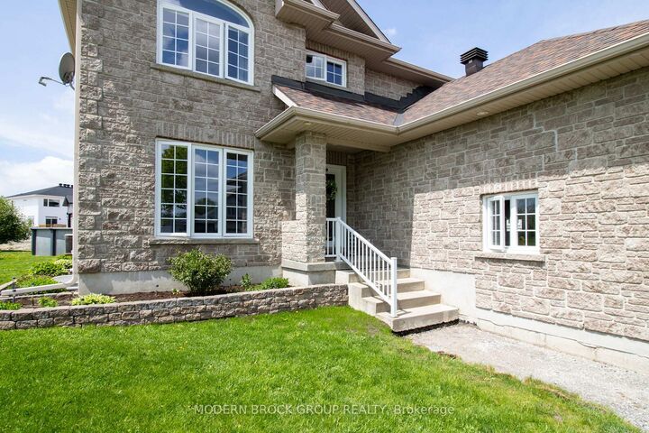 Property Photo: 1000 Crestwood Drive ON K6V 7N1