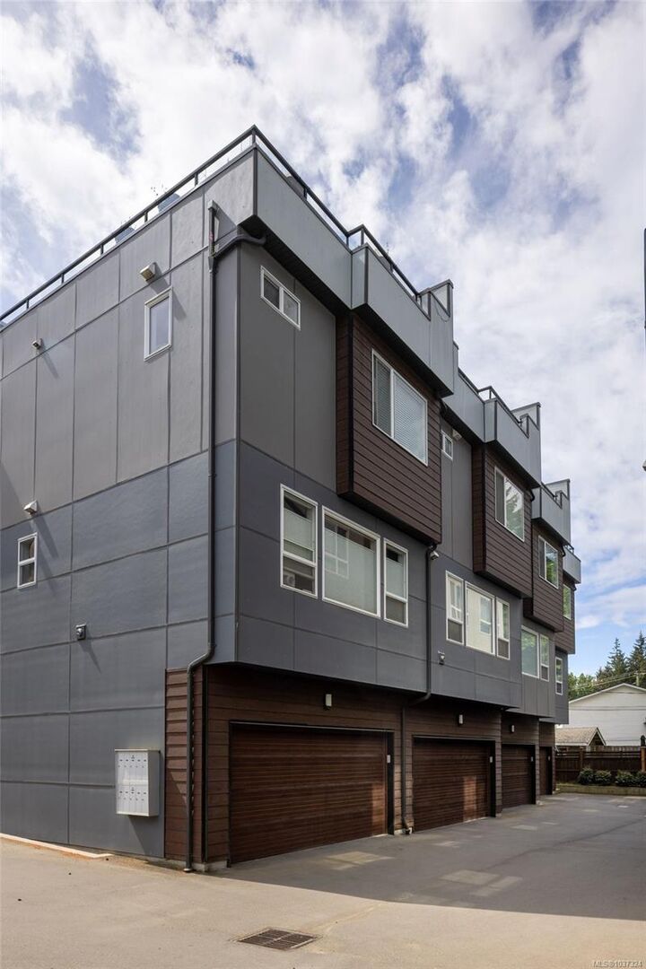 Property Photo: 694 Hoylake Ave 105 BC V9B 3P7