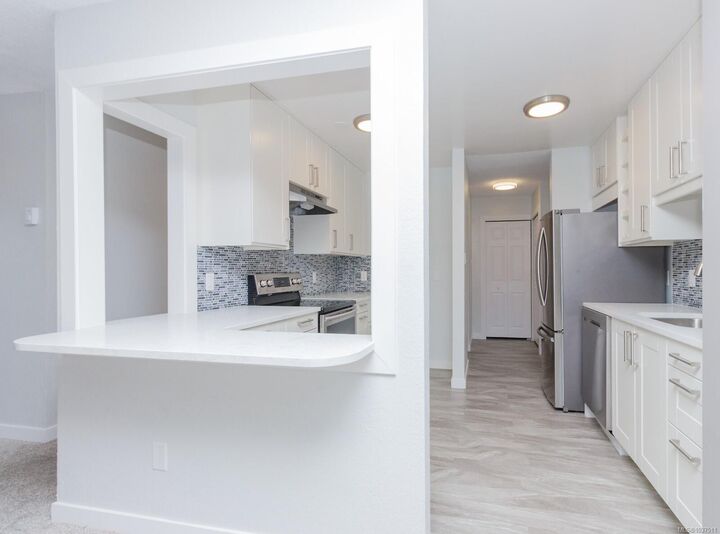 Property Photo:  3240 Glasgow Ave 210  BC V8X 1M2 