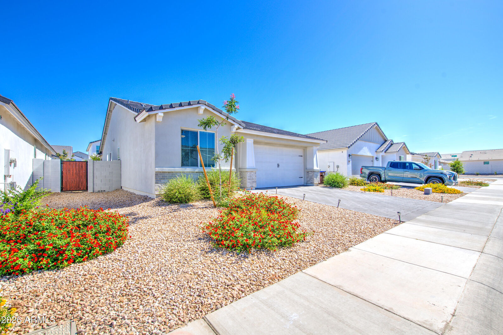 Property Photo:  266 E Leland Road  AZ 85140 