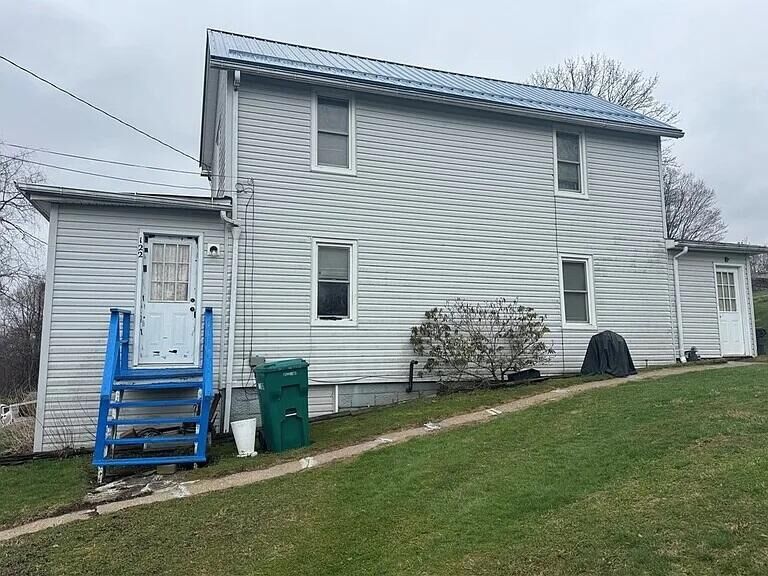 Property Photo:  122 E Broad St  PA 16248 