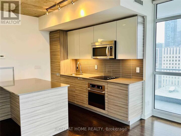 Property Photo:  210 Simcoe Street 2203  ON M5T 0A9 