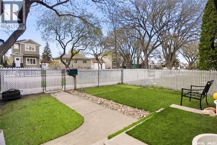 Property Photo: 724 M Avenue S SK S7M 2L4