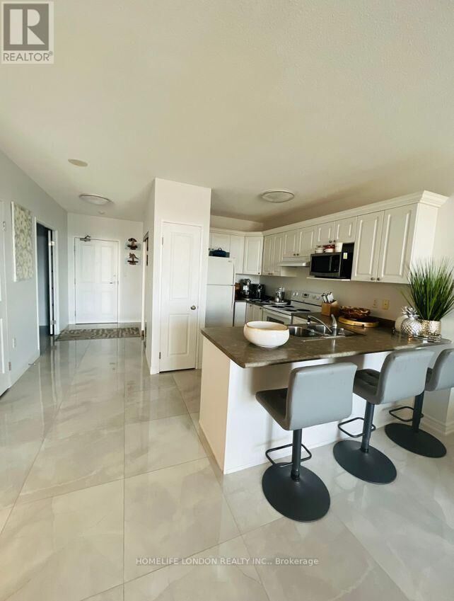 Property Photo:  353 Southwest Commissioners Road West 611  ON N6J 0A3 