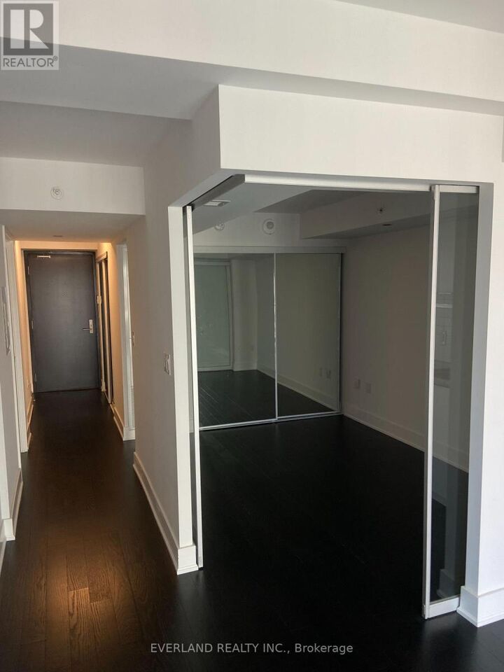 Property Photo: 955 Bay Street 1802 ON M5S 2A2