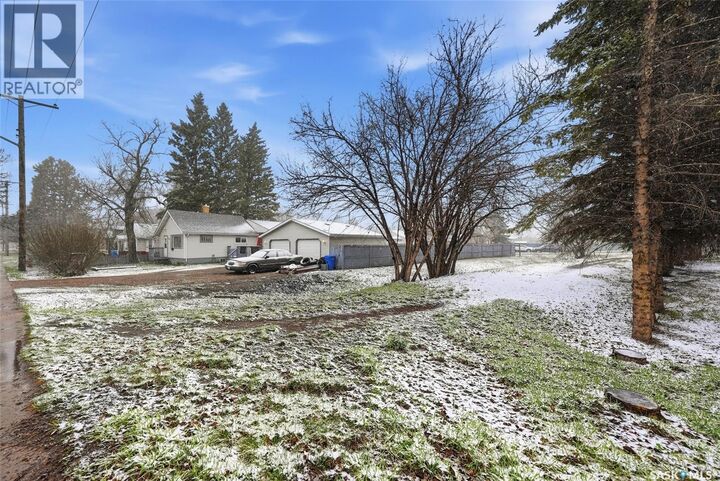 Property Photo:  746 7th Street E  SK S6V 0T1 